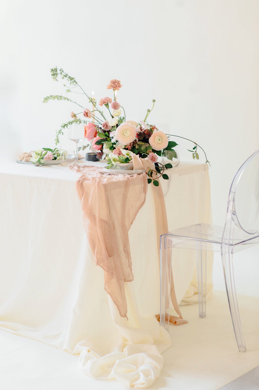 Minimalist Ethereal Wedding Ideas via TheELD.com