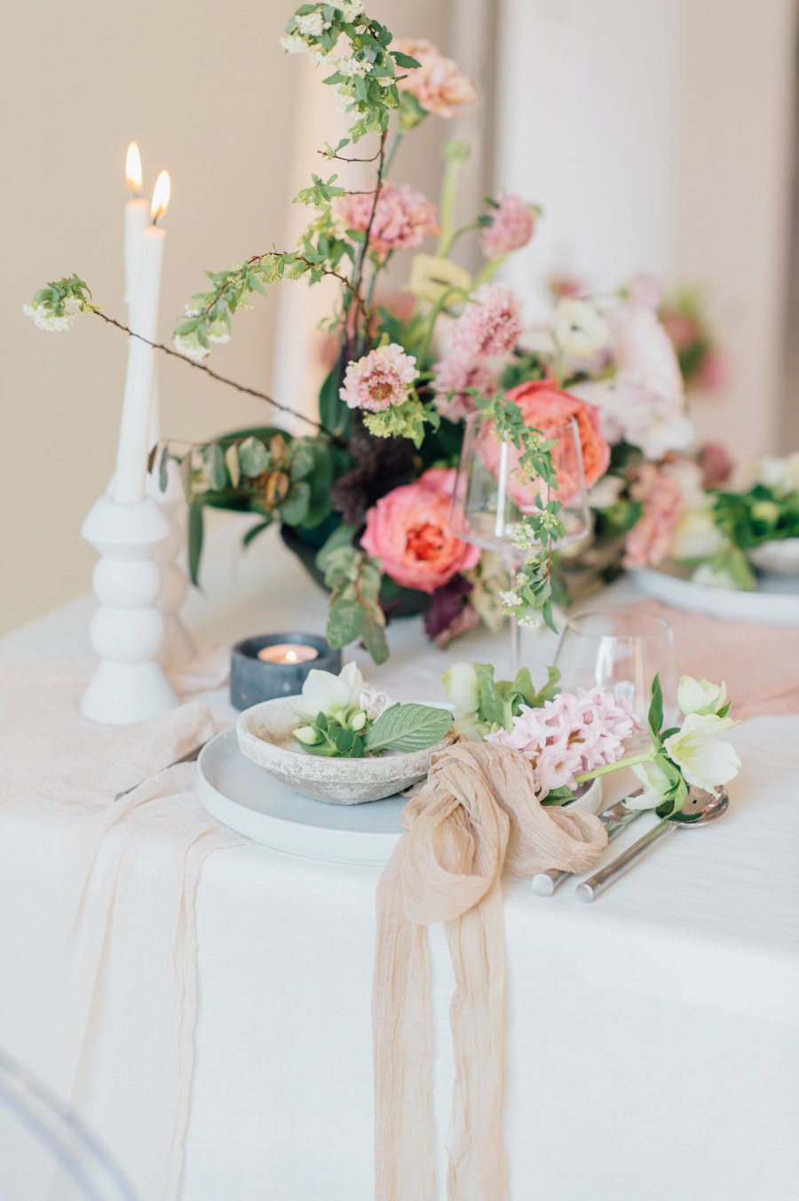 Minimalist Ethereal Wedding Ideas via TheELD.com