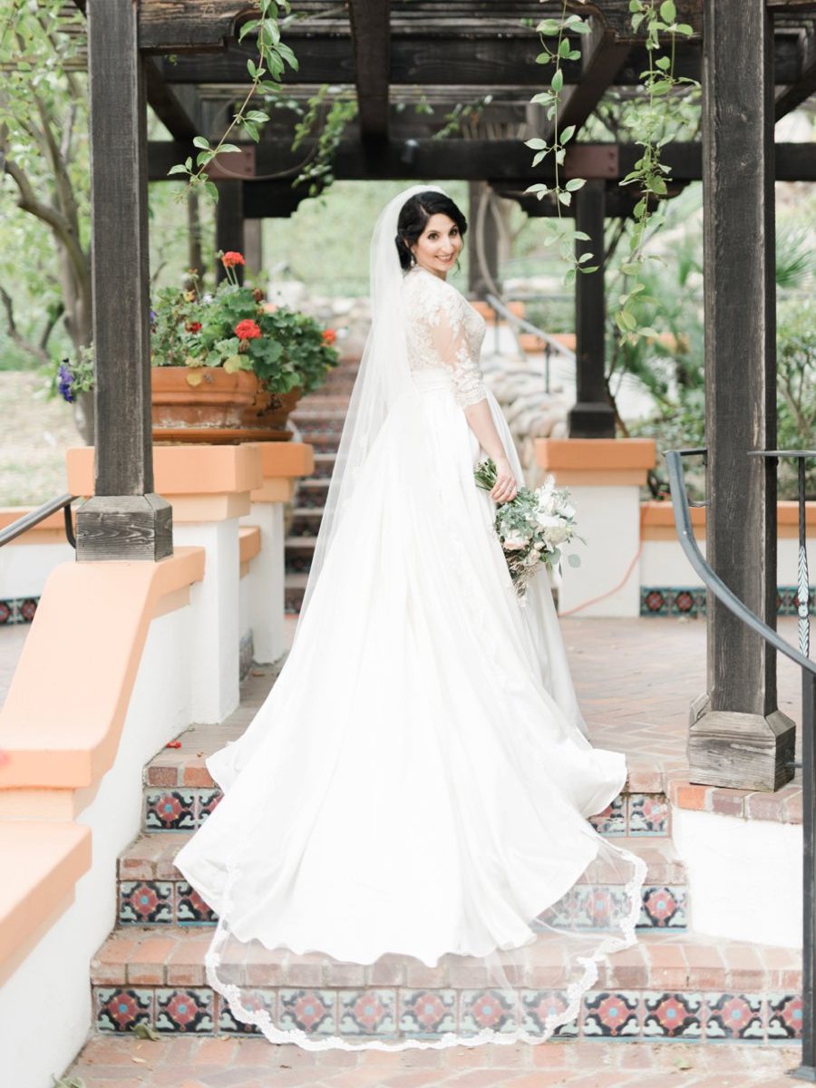 An Elegant Rustic Blush & White California Wedding via TheELD.com