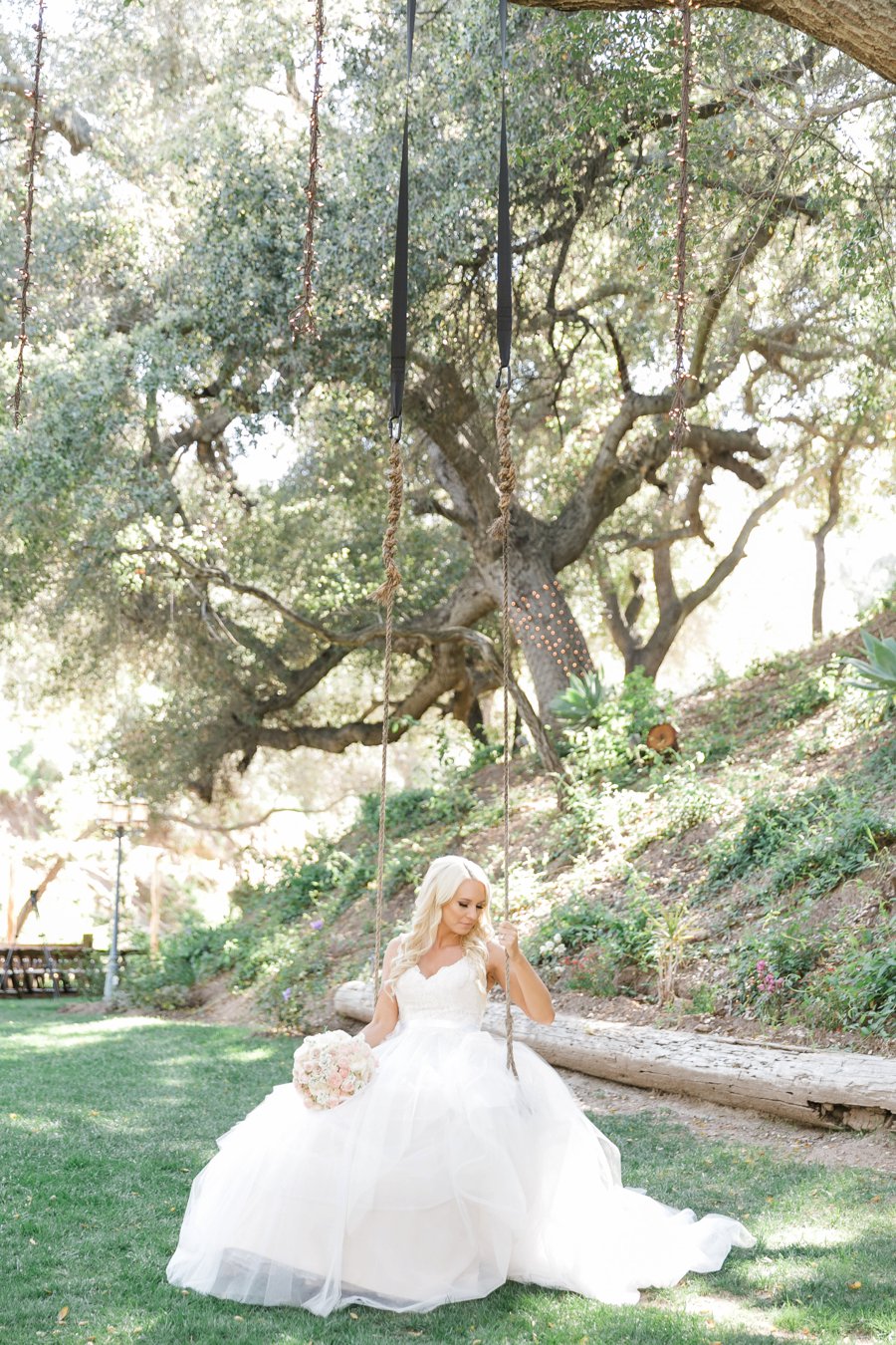 A Romantic Blush & Gold California Wedding via TheELD.com