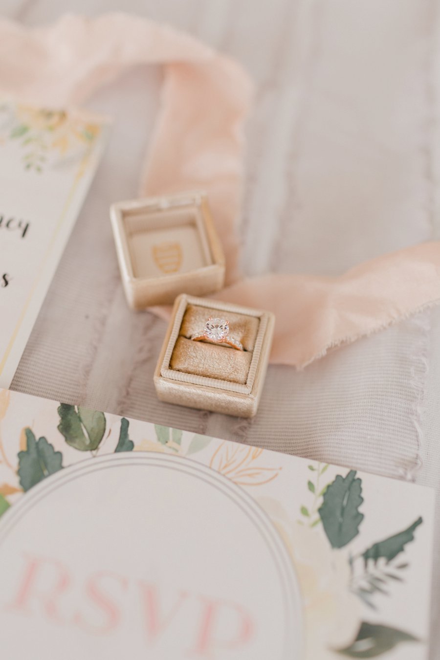 A Romantic Rustic Pink & White Washington Wedding via TheELD.com