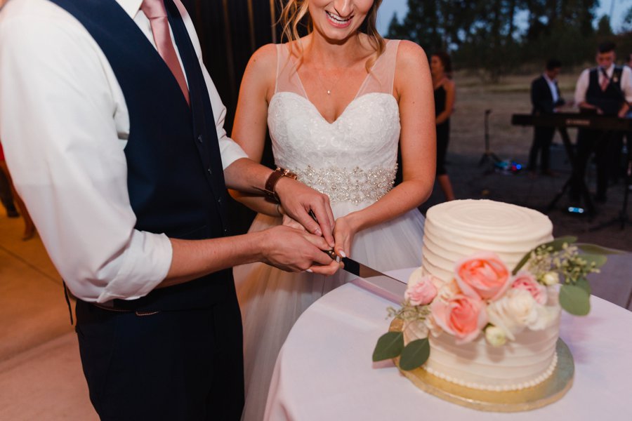 A Romantic Rustic Pink & White Washington Wedding via TheELD.com