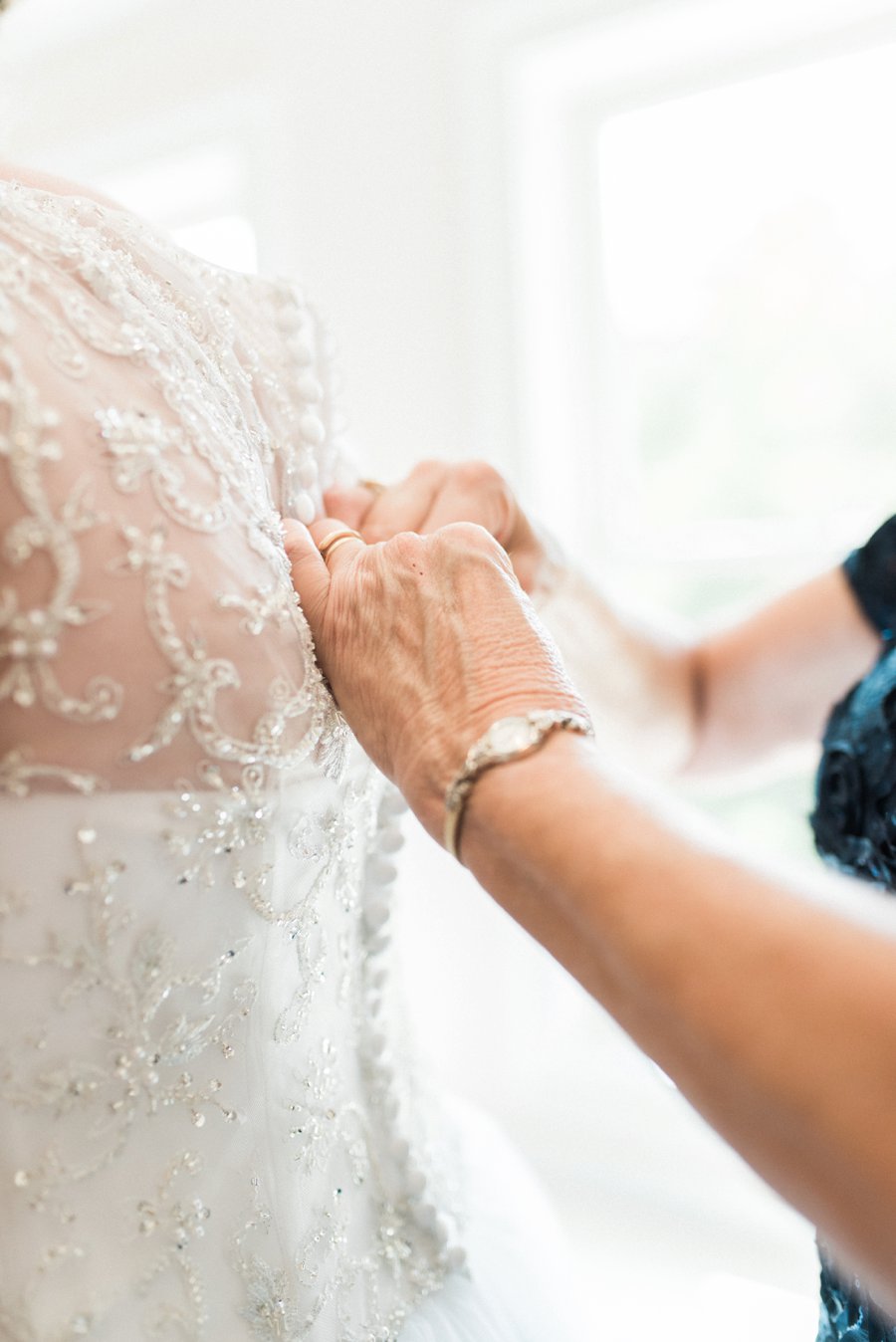 An Elegant Navy & White North Carolina Wedding via TheELD.com