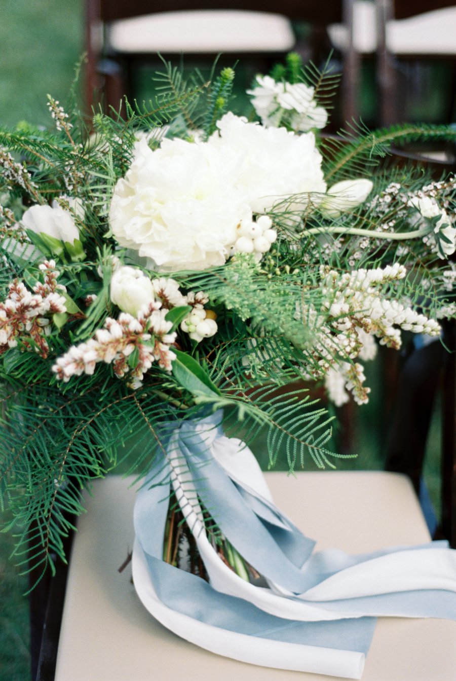 An Elegant Navy & White North Carolina Wedding via TheELD.com