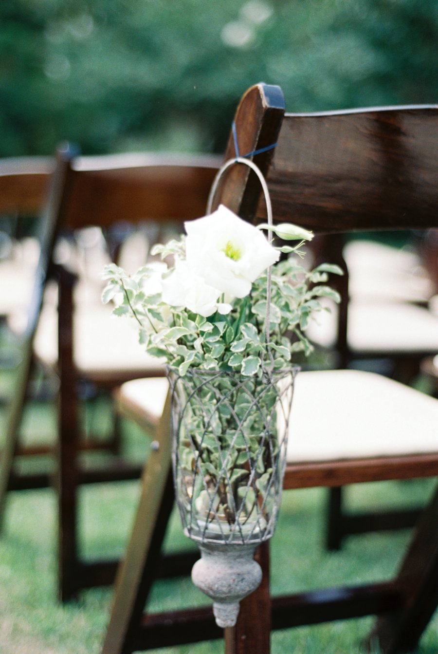 An Elegant Navy & White North Carolina Wedding via TheELD.com