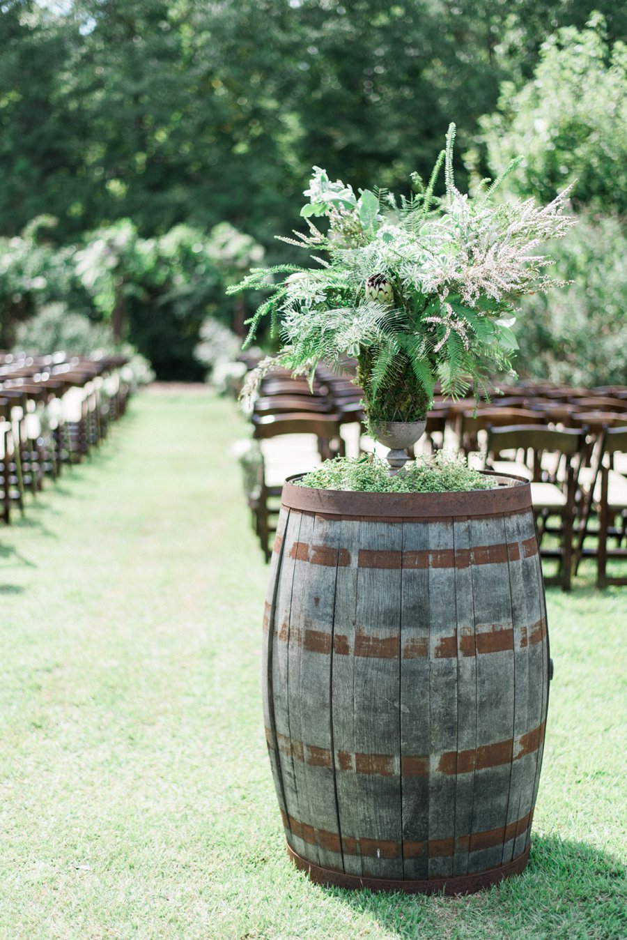 An Elegant Navy & White North Carolina Wedding via TheELD.com