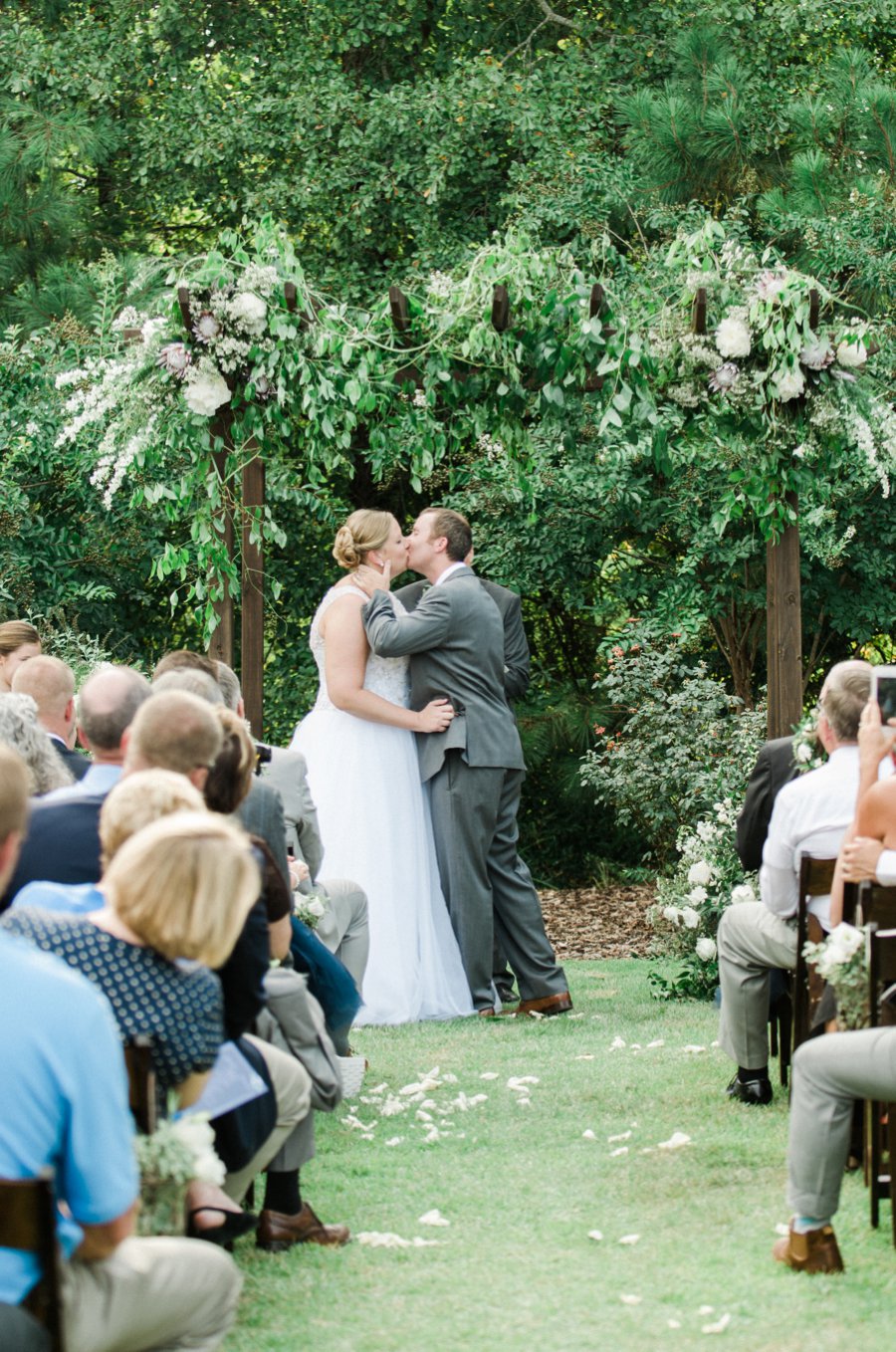 An Elegant Navy & White North Carolina Wedding via TheELD.com