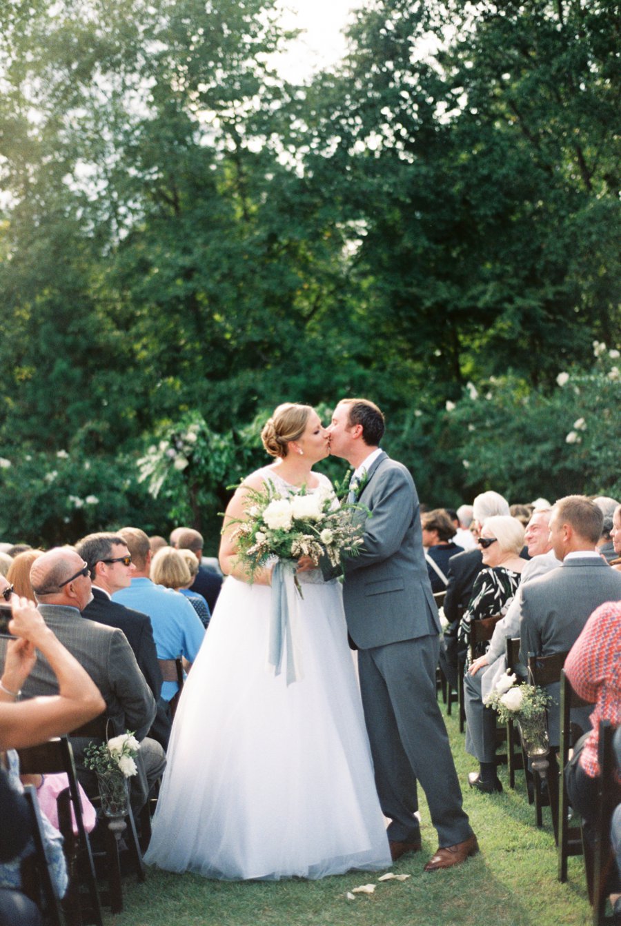 An Elegant Navy & White North Carolina Wedding via TheELD.com