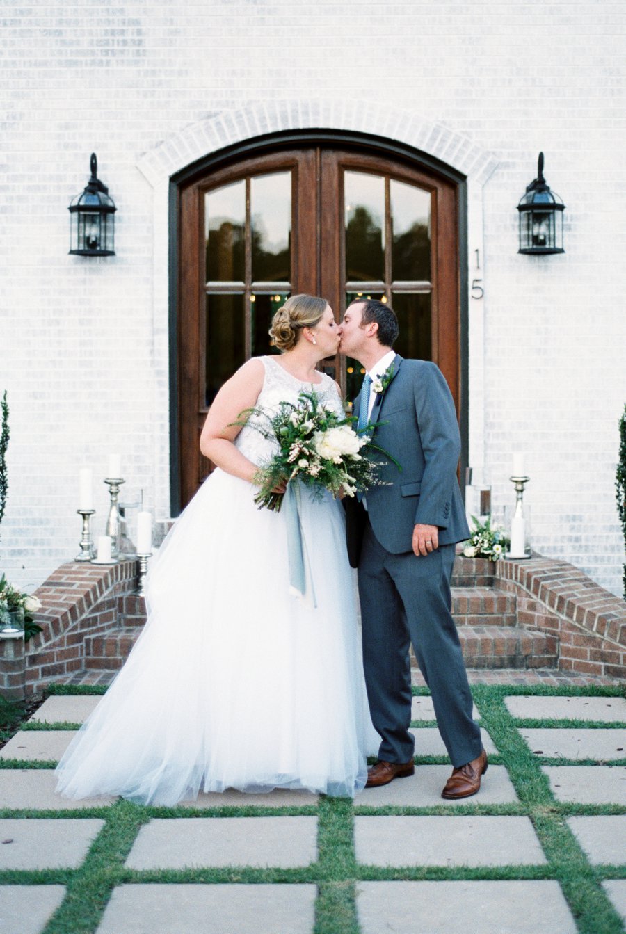 An Elegant Navy & White North Carolina Wedding via TheELD.com