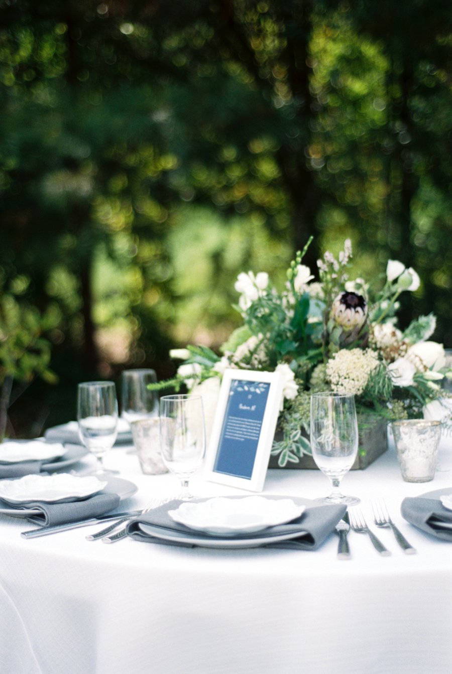 An Elegant Navy & White North Carolina Wedding via TheELD.com