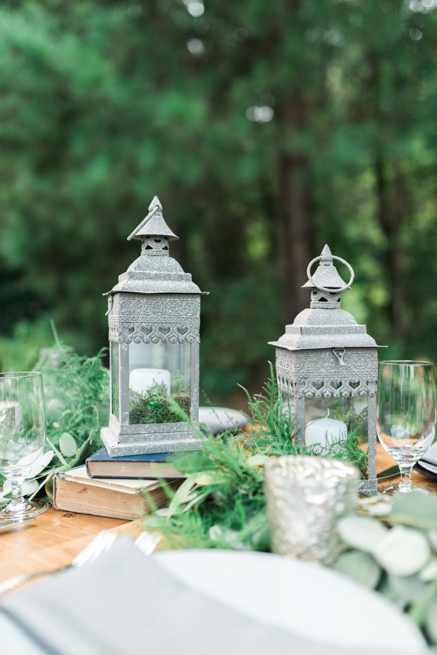 An Elegant Navy & White North Carolina Wedding via TheELD.com