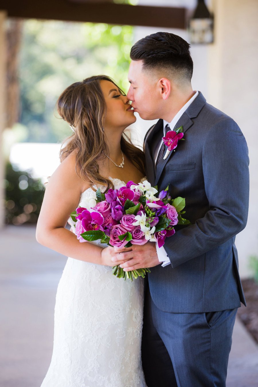 A Modern & Elegant Purple California Wedding via TheELD.com