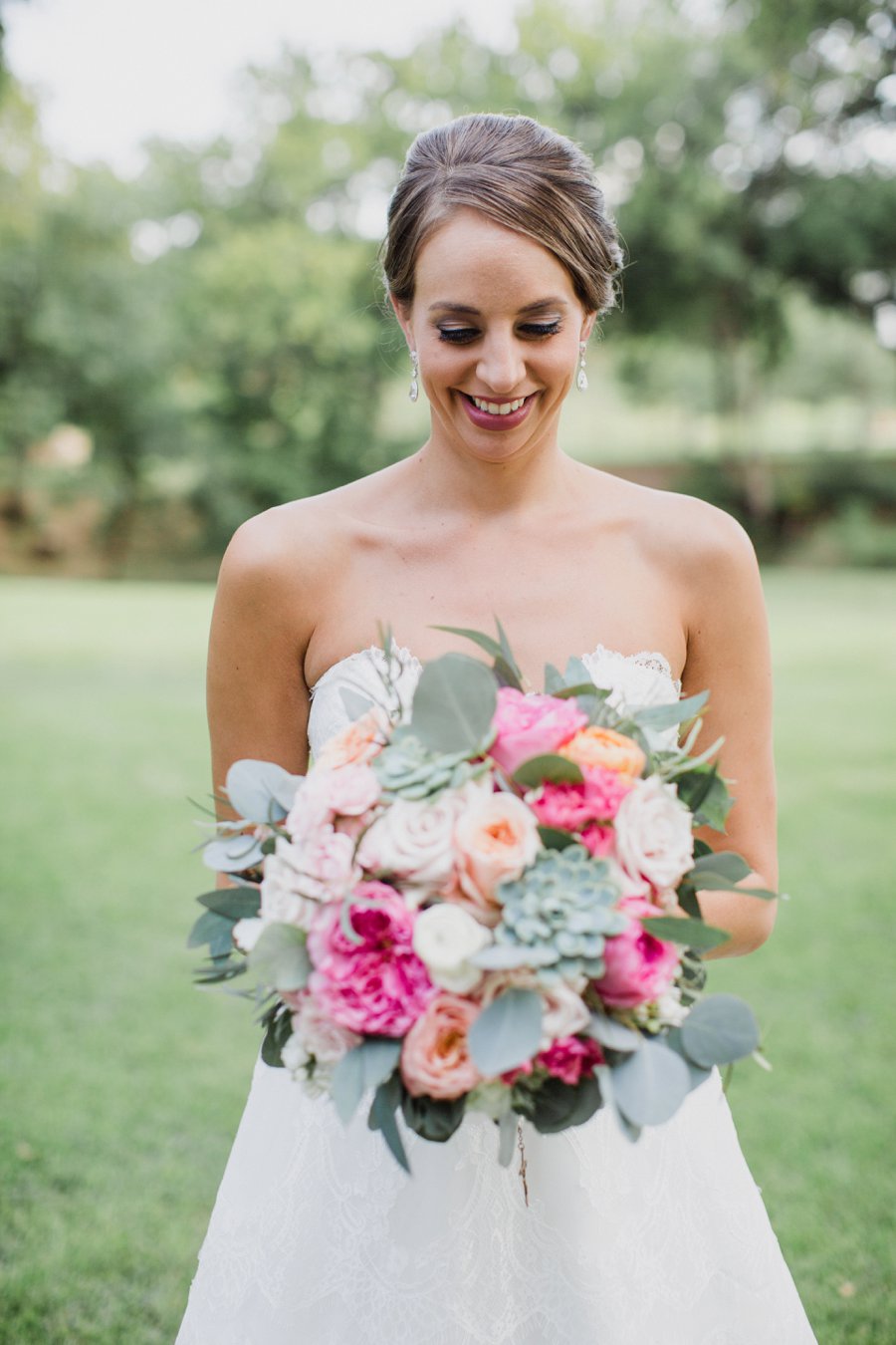 A Classic Pink & White Dallas Wedding via TheELD.com