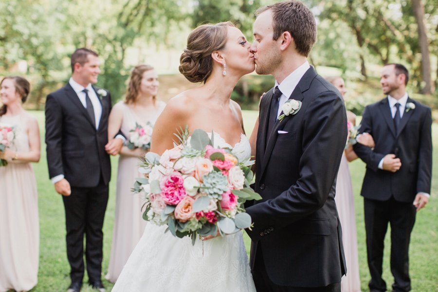 A Classic Pink & White Dallas Wedding via TheELD.com