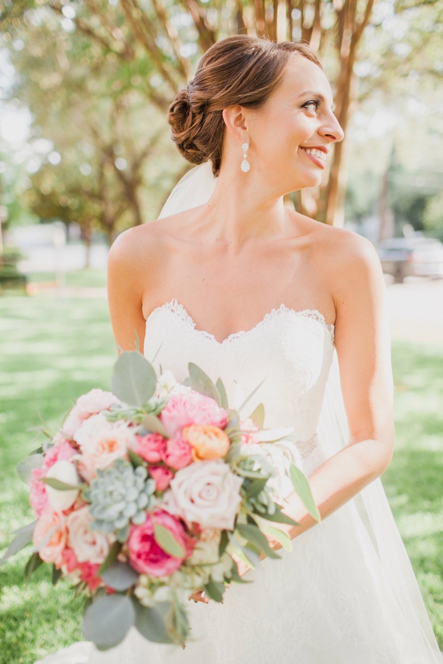 A Classic Pink & White Dallas Wedding via TheELD.com