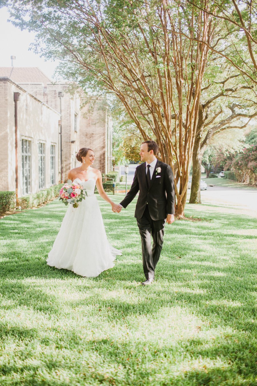 A Classic Pink & White Dallas Wedding via TheELD.com