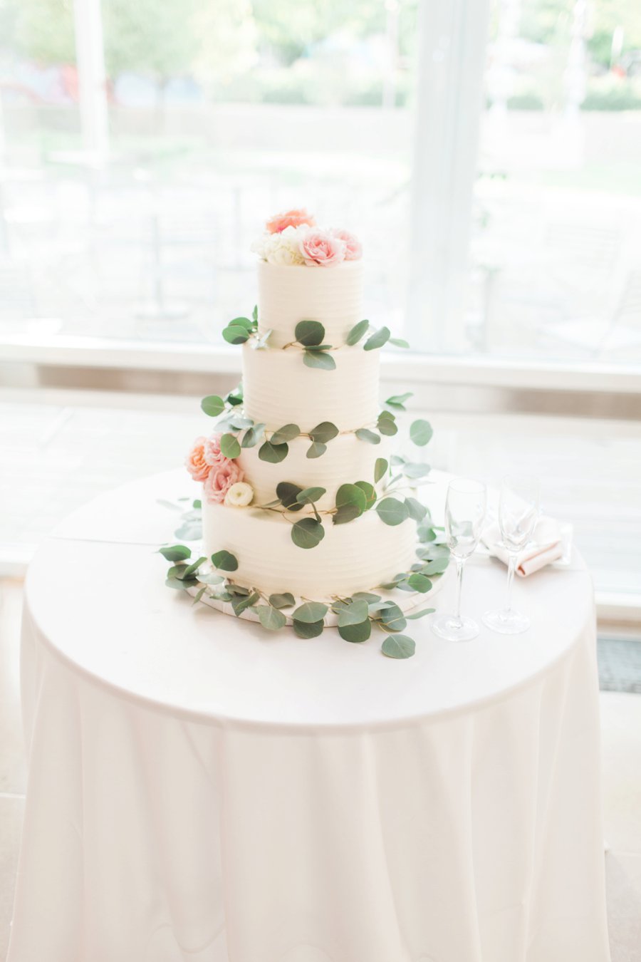 A Classic Pink & White Dallas Wedding via TheELD.com