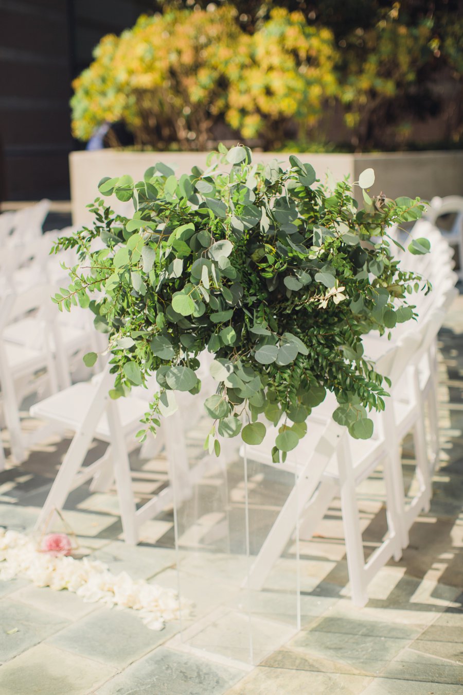 A Timeless Bright Pink, White, & Gold Los Angeles Wedding via TheELD.com