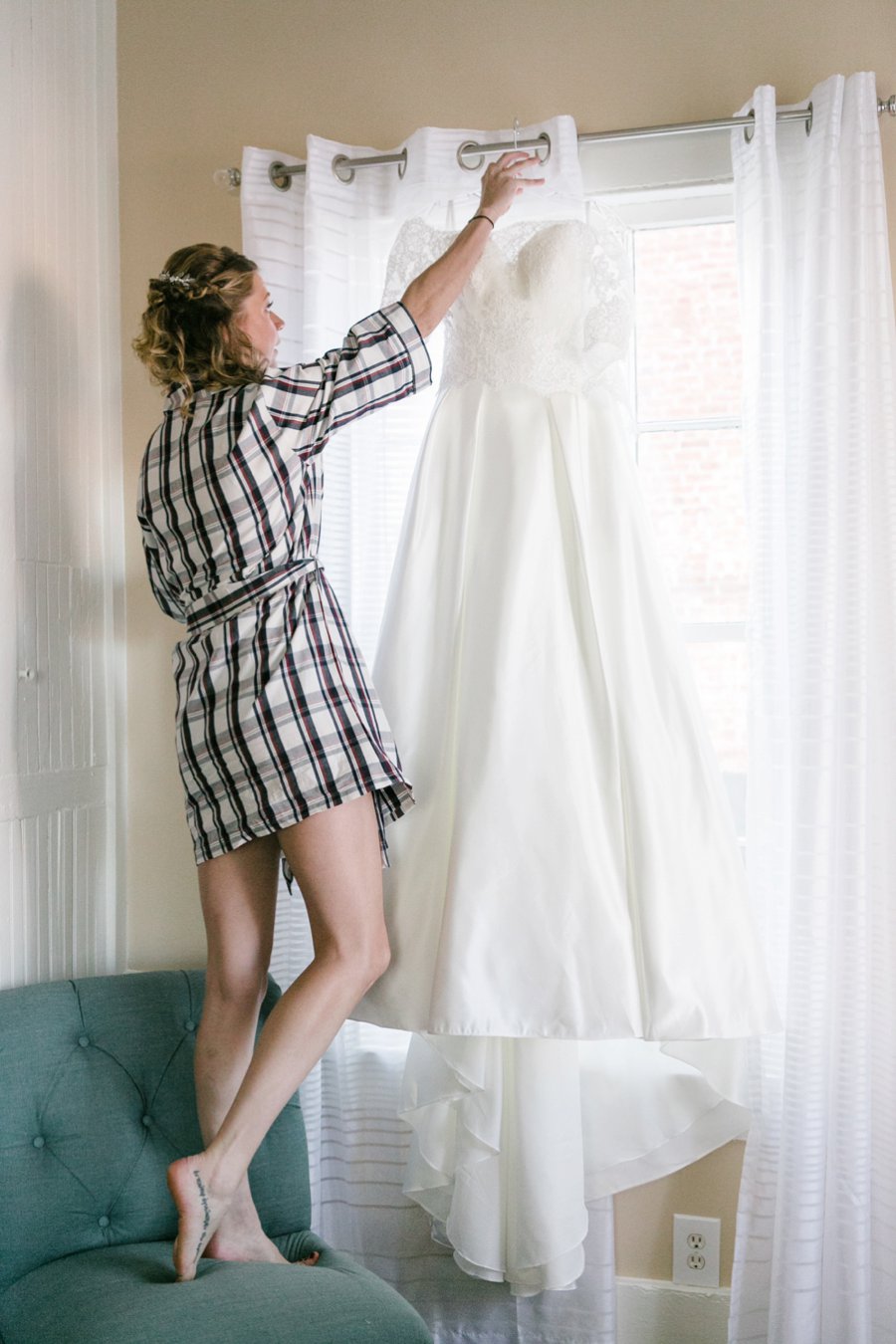 A Gray, Green, & Red Wintery North Carolina Wedding via TheELD.com