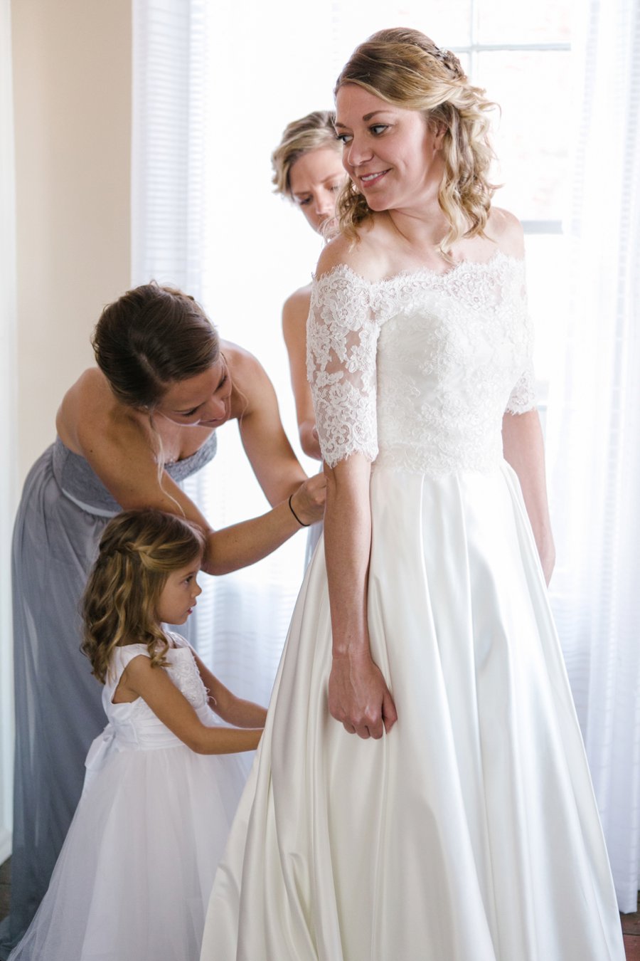 A Gray, Green, & Red Wintery North Carolina Wedding via TheELD.com