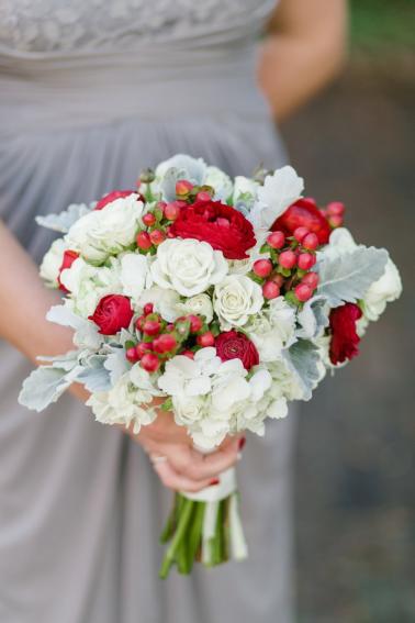 A Gray, Green, & Red Wintery North Carolina Wedding via TheELD.com