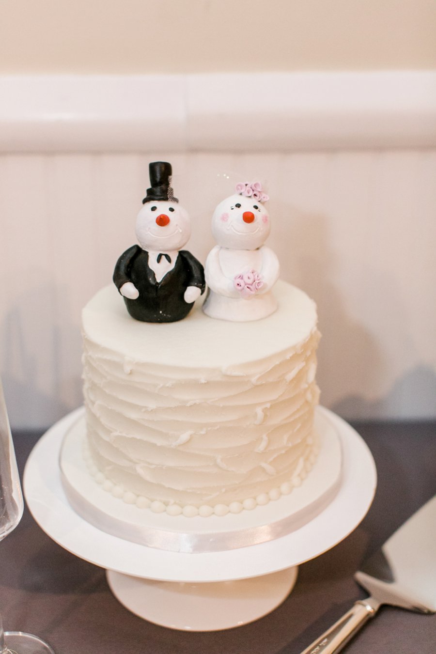 A Gray, Green, & Red Wintery North Carolina Wedding via TheELD.com