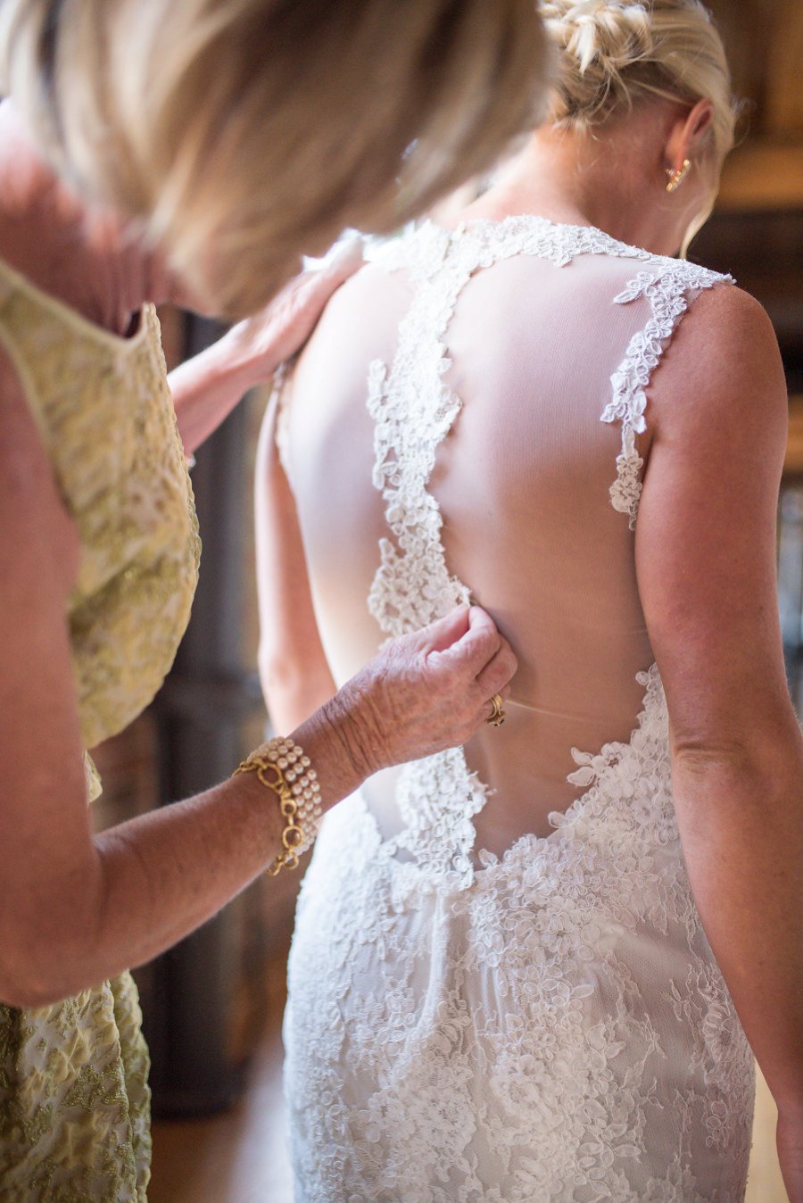 An Elegant White & Green Georgia Winter Wedding Day via TheELD.com