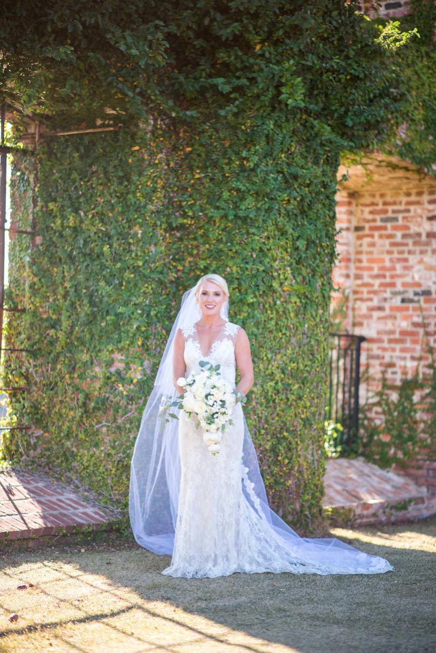 An Elegant White & Green Georgia Winter Wedding Day via TheELD.com