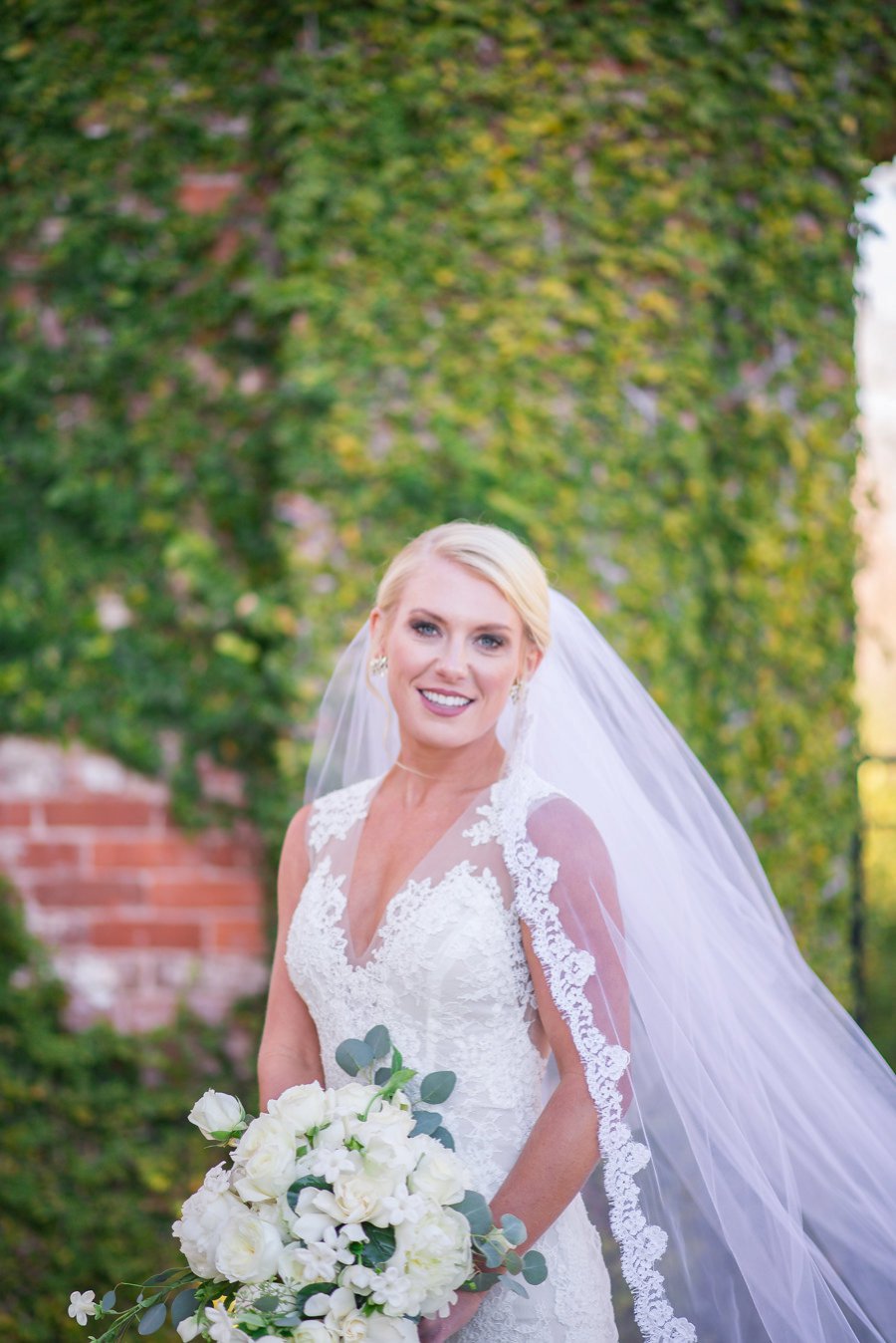 An Elegant White & Green Georgia Winter Wedding Day via TheELD.com