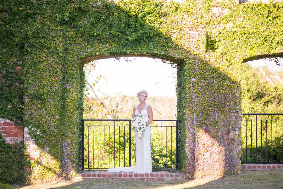 An Elegant White & Green Georgia Winter Wedding Day via TheELD.com