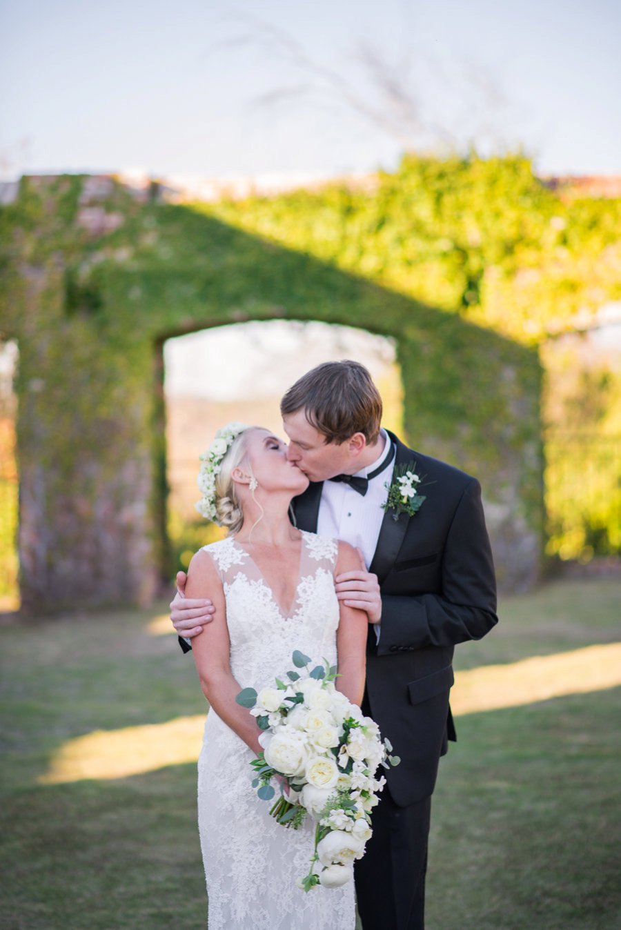 An Elegant White & Green Georgia Winter Wedding Day via TheELD.com