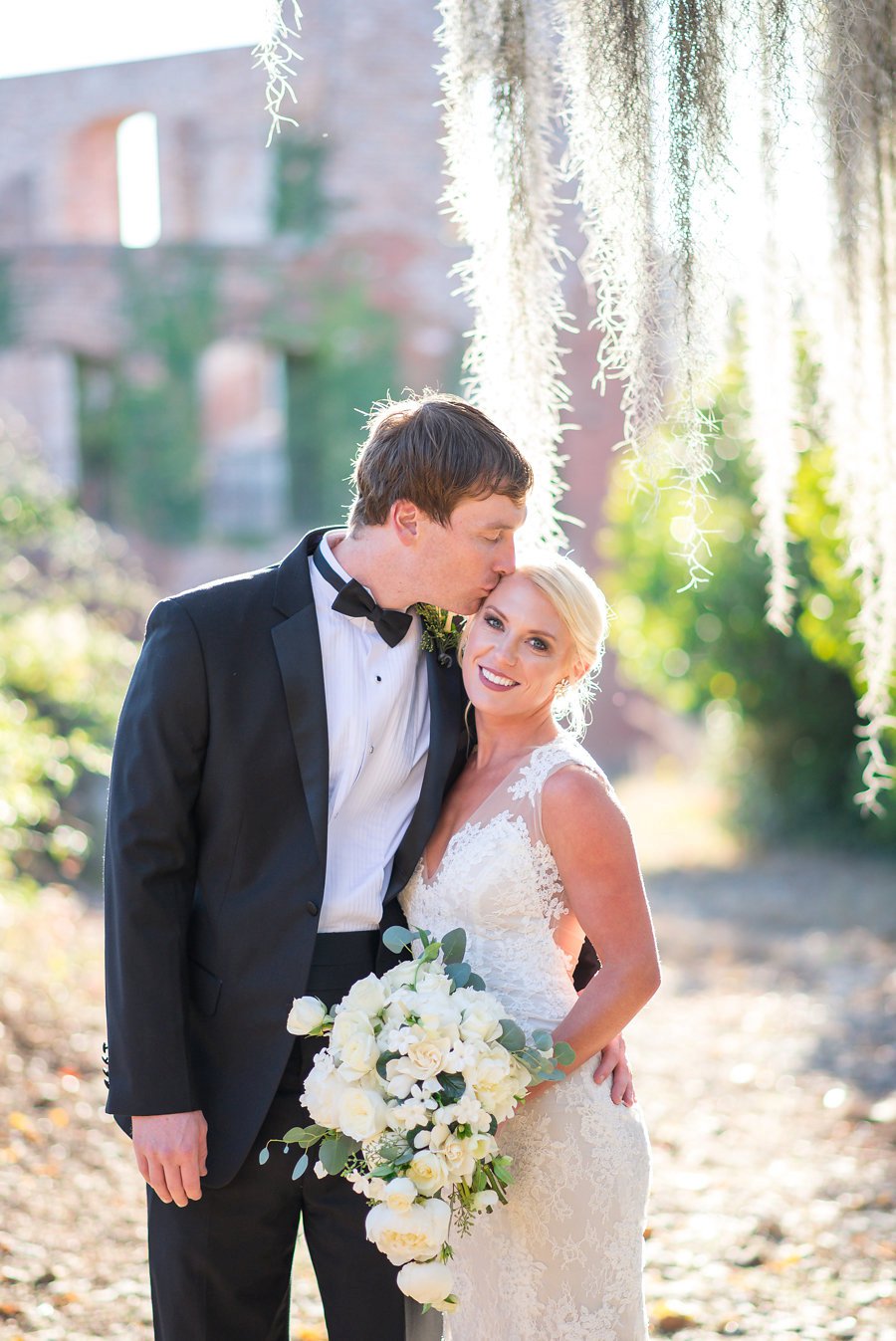 An Elegant White & Green Georgia Winter Wedding Day via TheELD.com