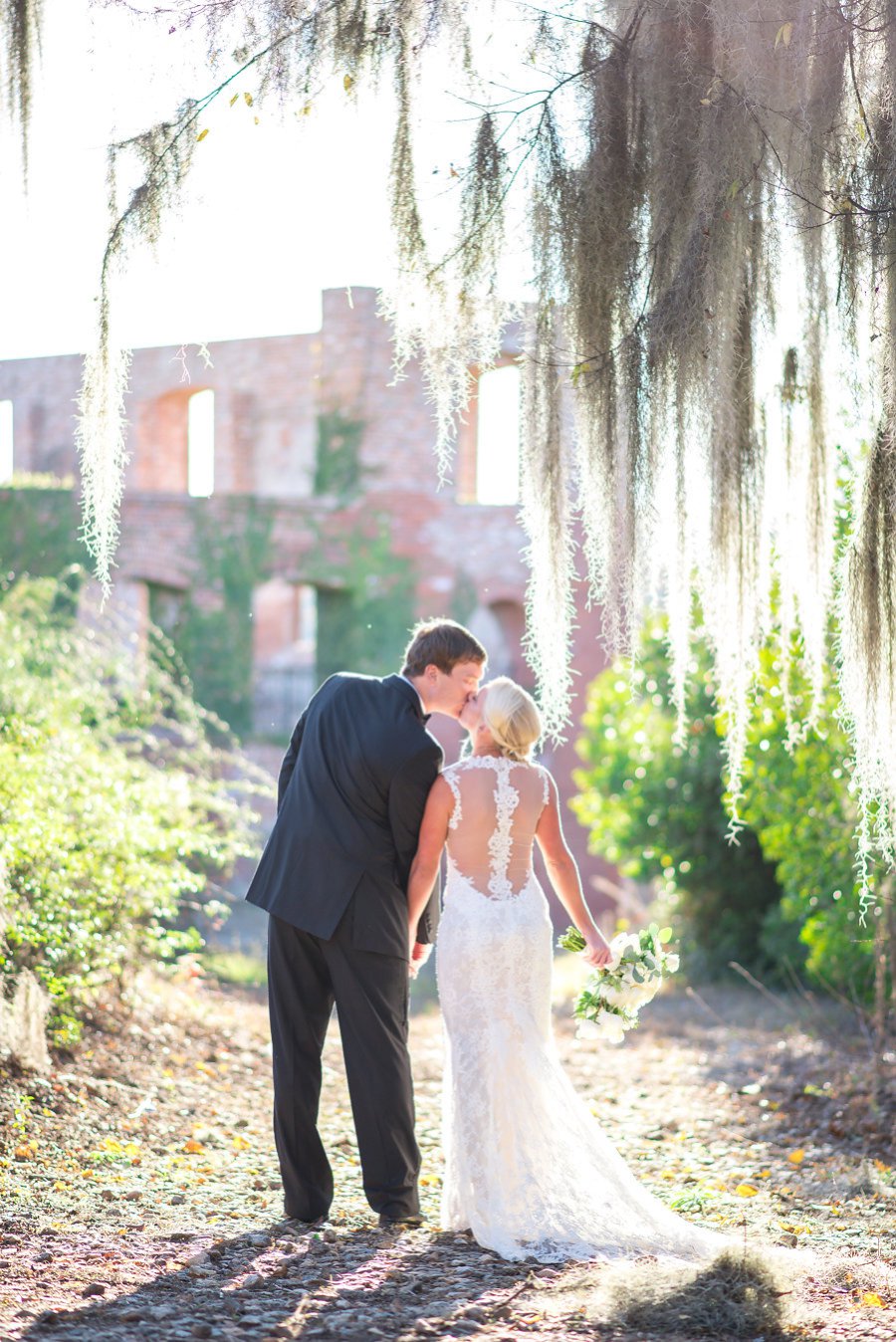 An Elegant White & Green Georgia Winter Wedding Day via TheELD.com