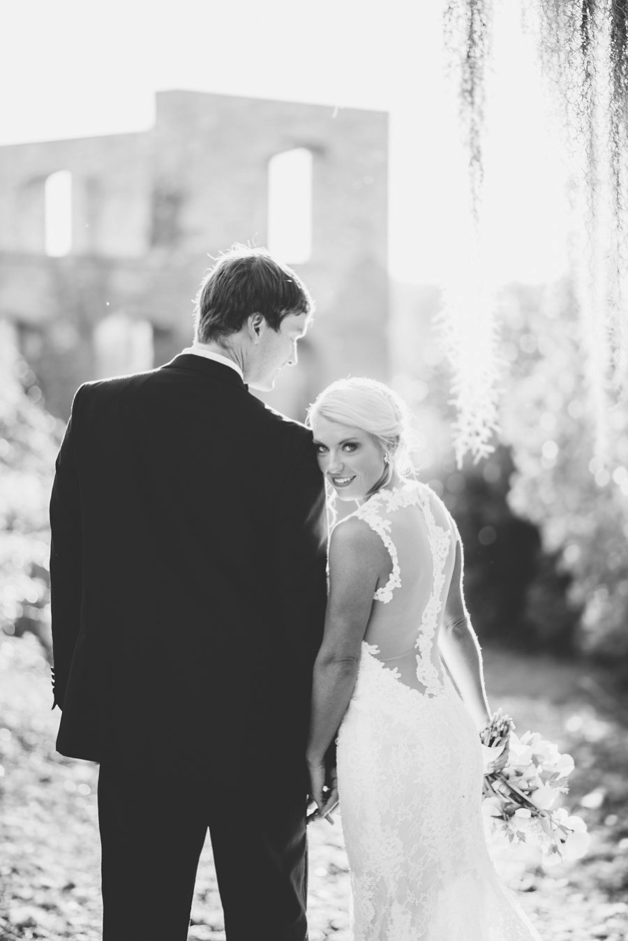 An Elegant White & Green Georgia Winter Wedding Day via TheELD.com