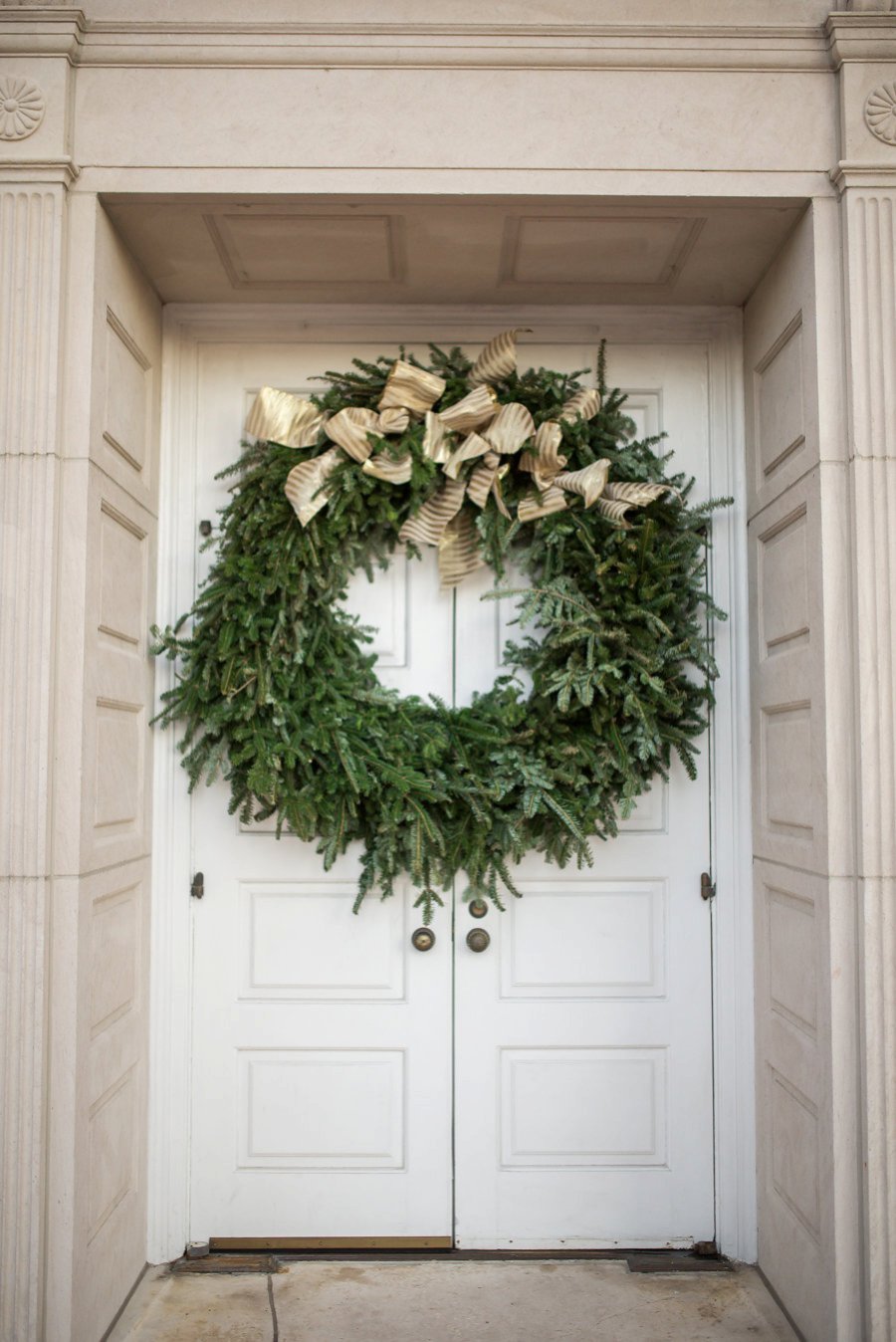 An Elegant White & Green Georgia Winter Wedding Day via TheELD.com