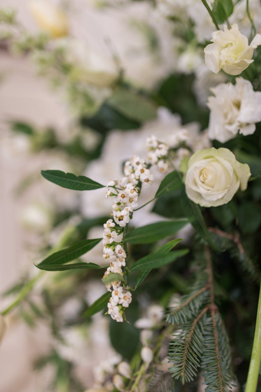 An Elegant White & Green Georgia Winter Wedding Day via TheELD.com