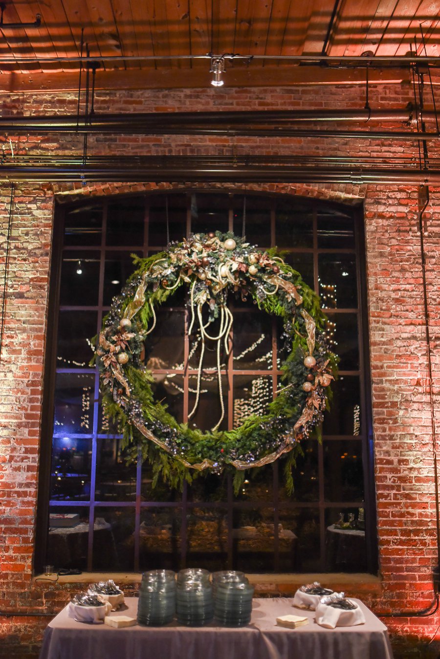 An Elegant White & Green Georgia Winter Wedding Day via TheELD.com