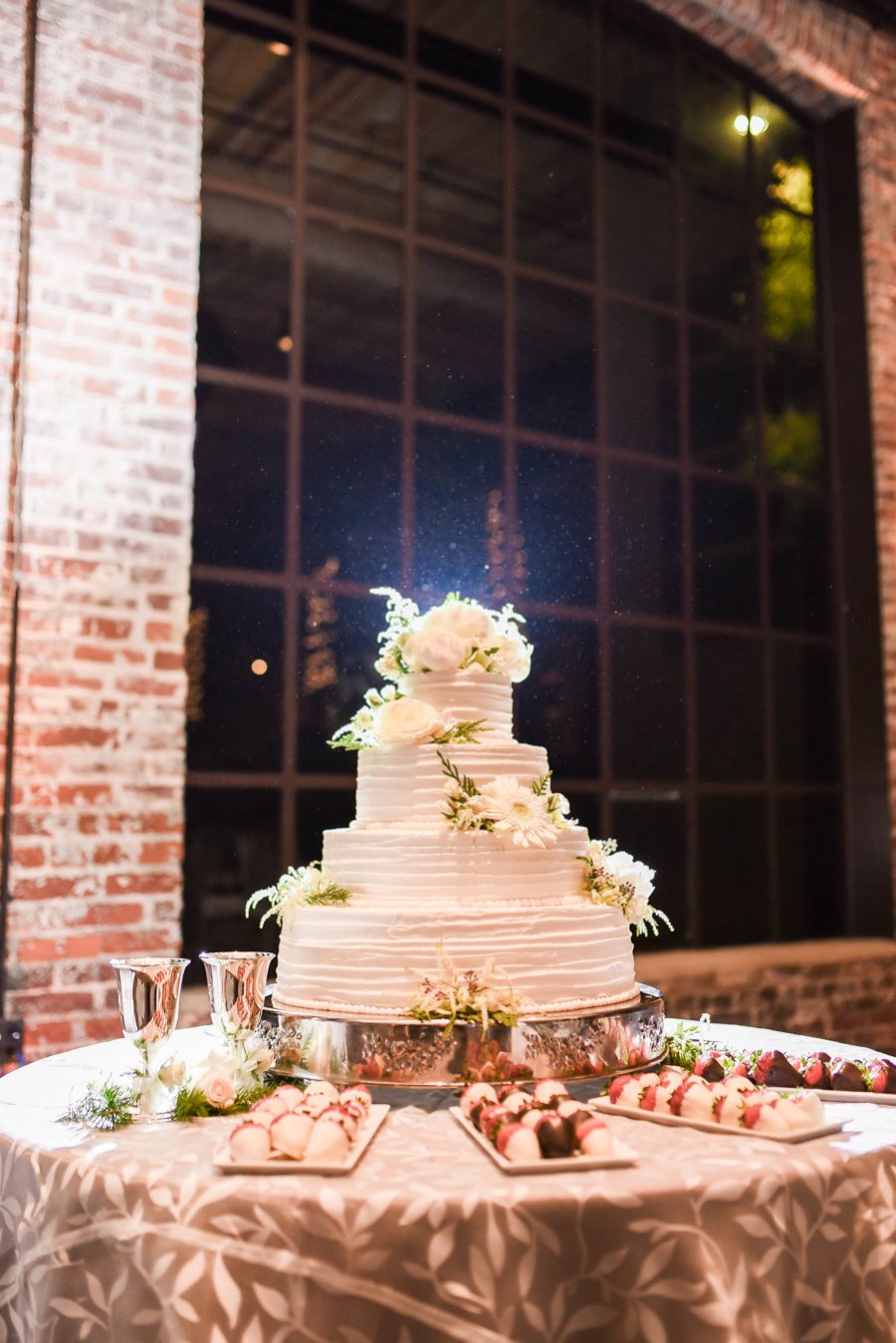 An Elegant White & Green Georgia Winter Wedding Day via TheELD.com