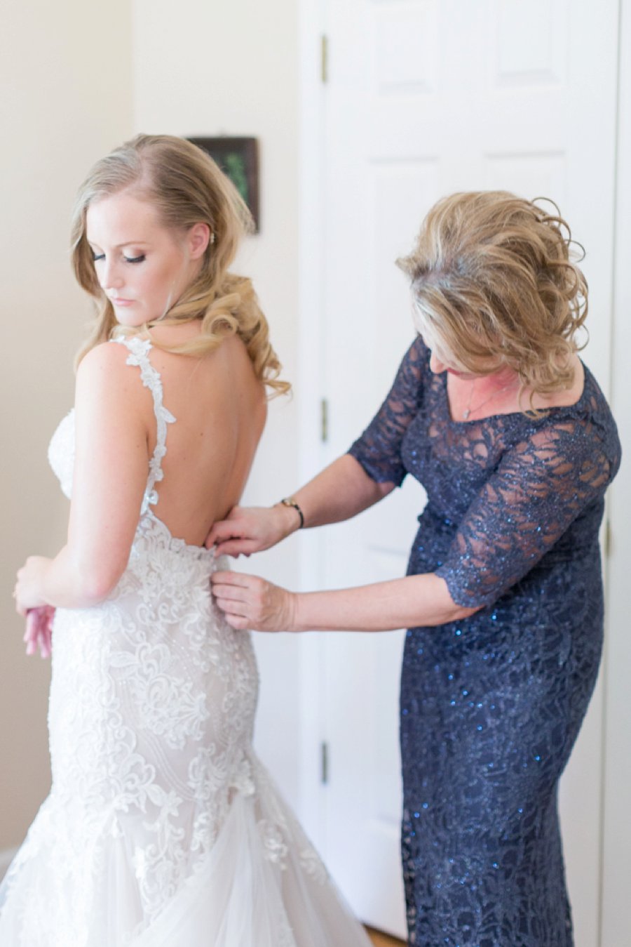 An Elegant Navy & White New Years Eve Wedding via TheELD.com