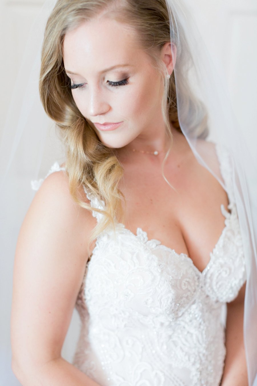 An Elegant Navy & White New Years Eve Wedding via TheELD.com