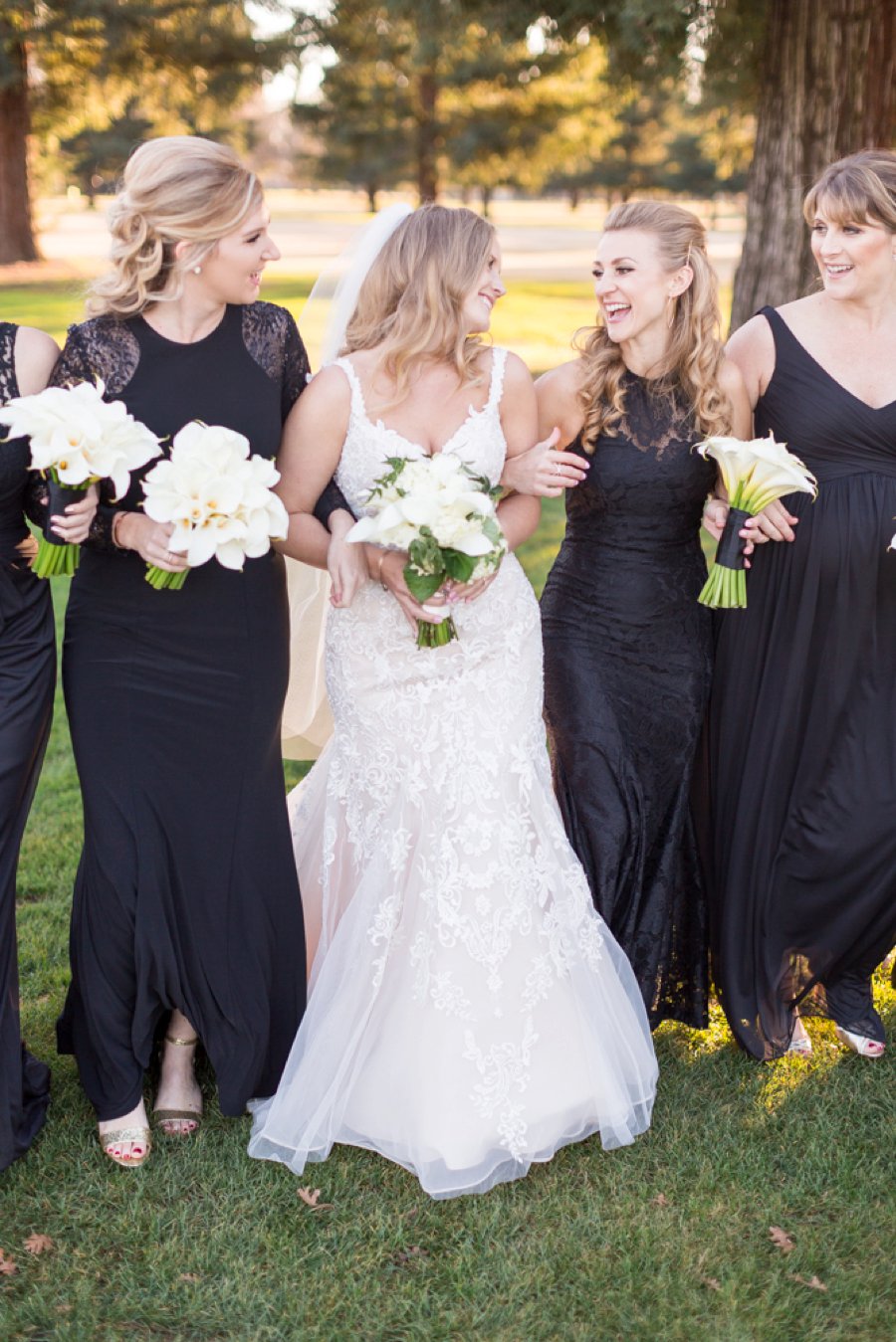 An Elegant Navy & White New Years Eve Wedding via TheELD.com