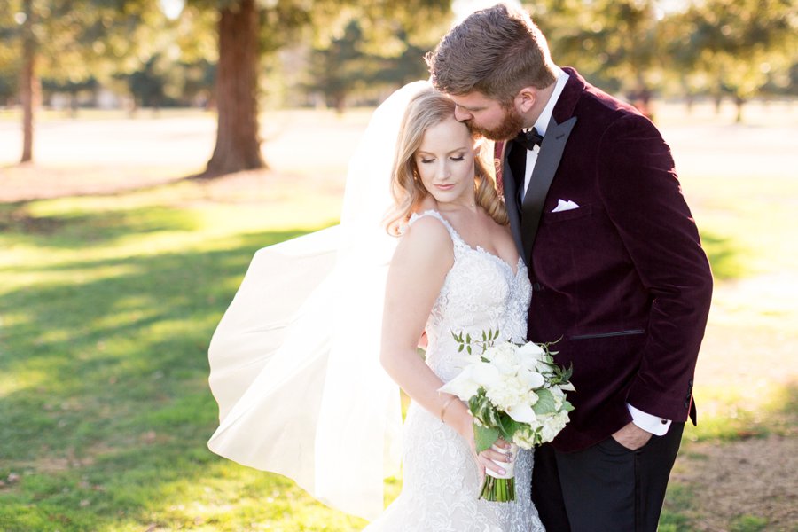 An Elegant Navy & White New Years Eve Wedding via TheELD.com