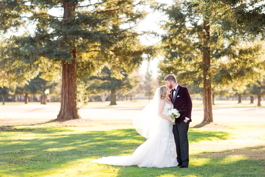 An Elegant Navy & White New Years Eve Wedding via TheELD.com