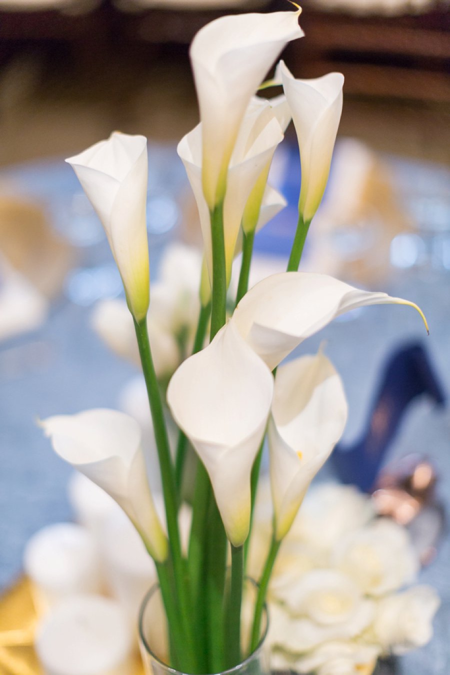 An Elegant Navy & White New Years Eve Wedding via TheELD.com