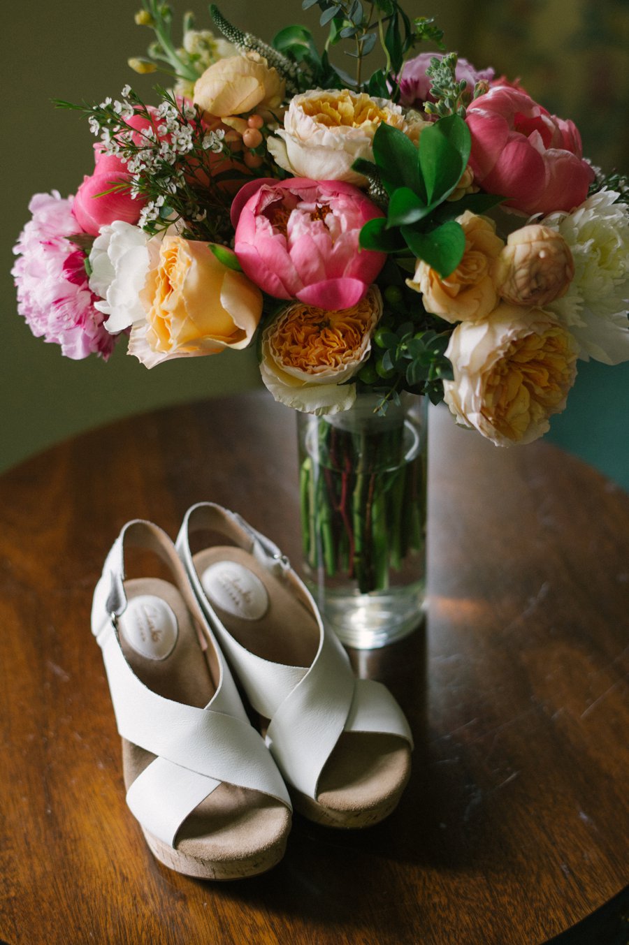 A Charming Blue & Peach Southern Wedding via TheELD.com