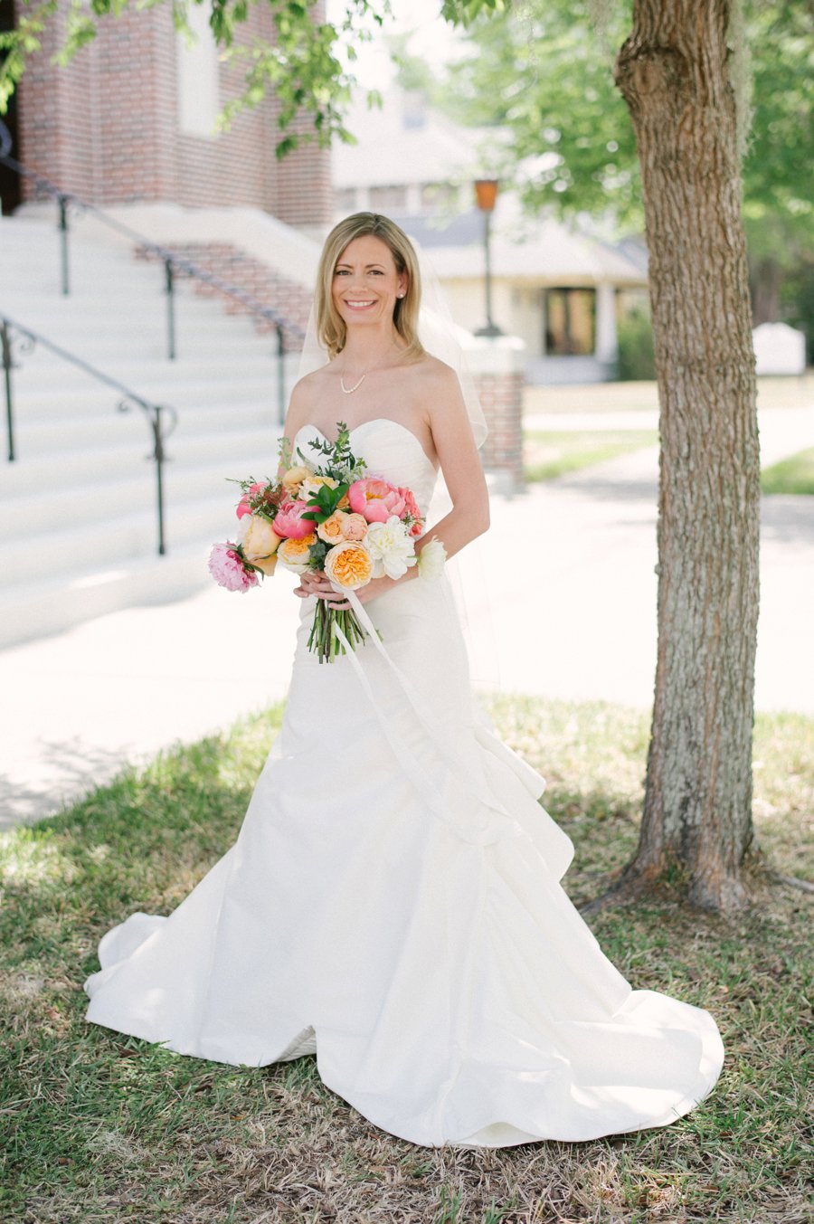 A Charming Blue & Peach Southern Wedding via TheELD.com