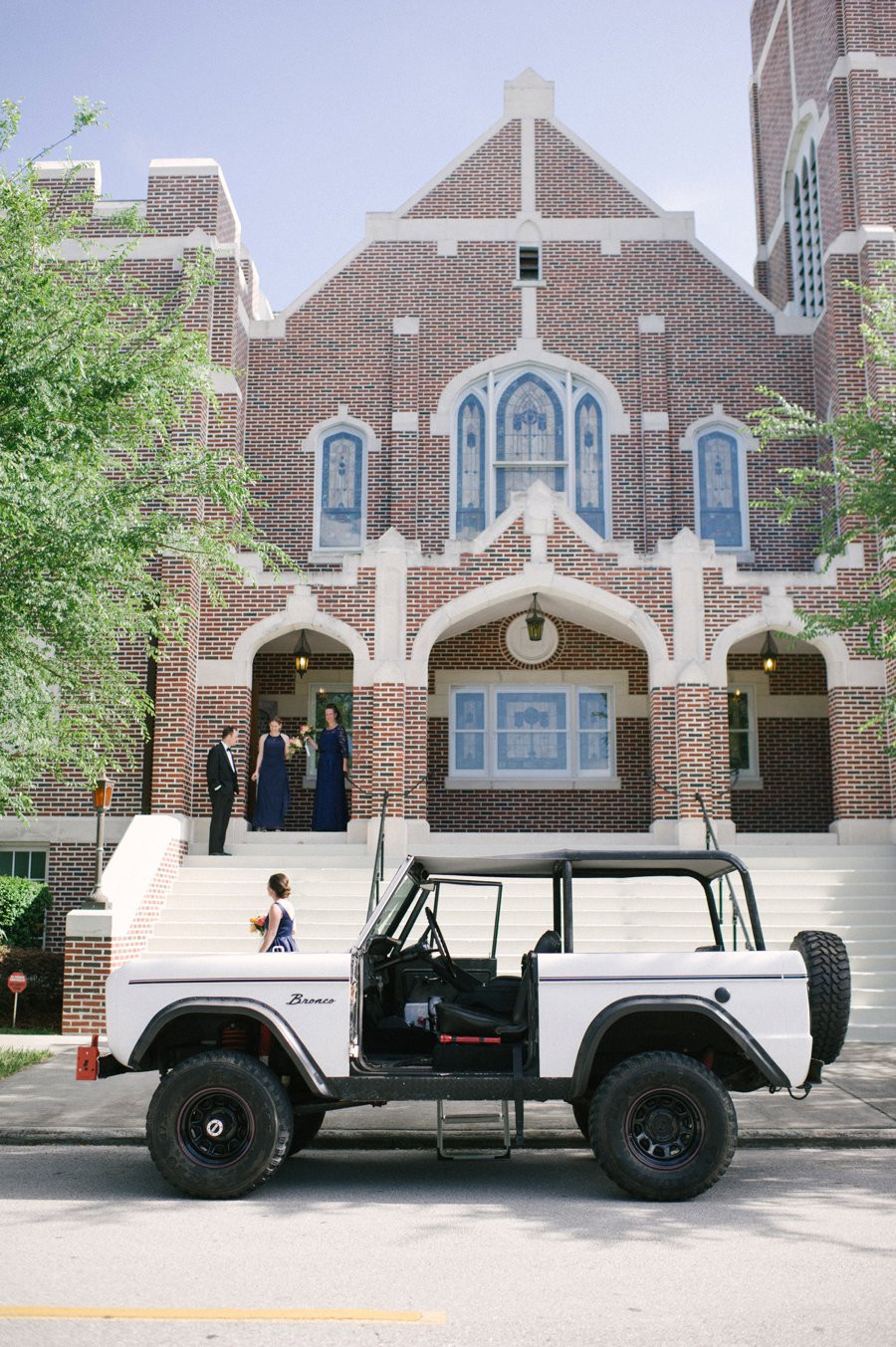 A Charming Blue & Peach Southern Wedding via TheELD.com