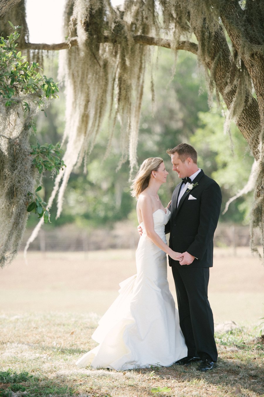 A Charming Blue & Peach Southern Wedding via TheELD.com