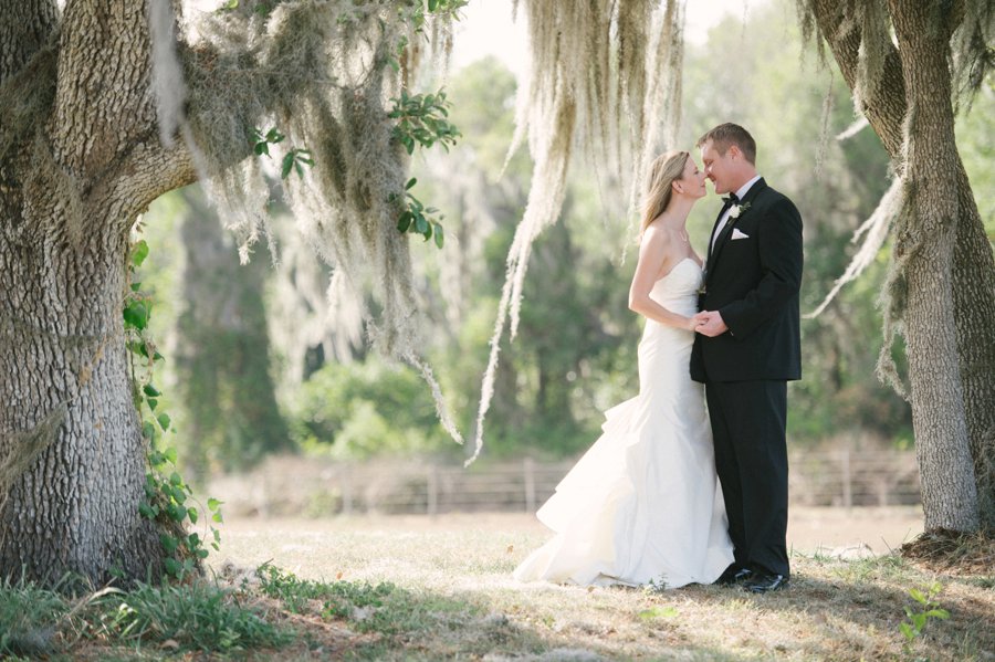 A Charming Blue & Peach Southern Wedding via TheELD.com