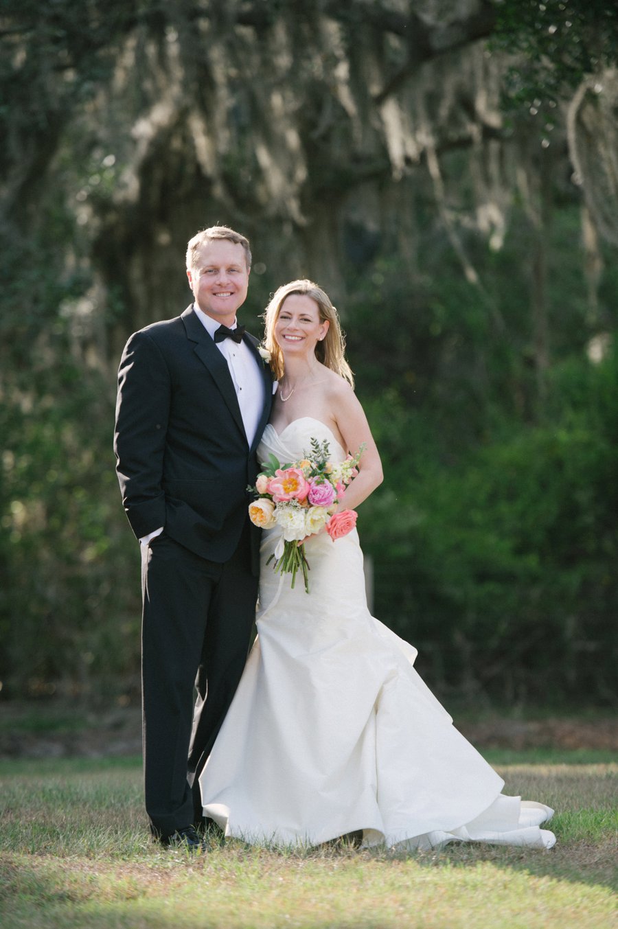 A Charming Blue & Peach Southern Wedding via TheELD.com